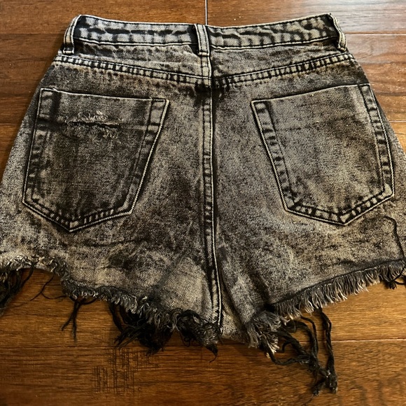 🌹SIGNATURE8 ~ Size Small ~ Black Distressed Jean Shorts - Picture 7 of 16